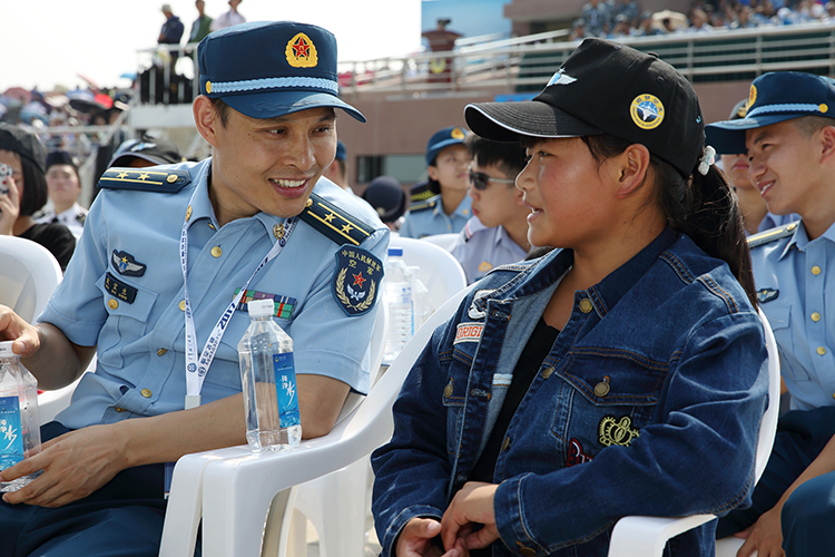 空军军官与蓝天春蕾女童亲切交谈 陈维松 摄影.jpg