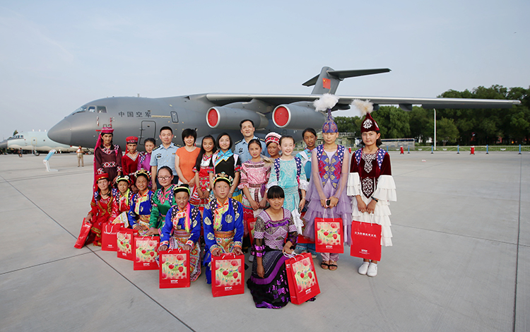 空军官兵为蓝天春蕾女童送上爱心礼物  陈维松 摄影.jpg