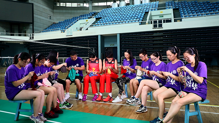 2017年8月13日，中国国家女子排球队队长朱婷和队员袁心玥和清华大学教授及排球协会的同学们助力中国儿童少年基金会“恒爱行动——百万家庭亲情一线牵”公益视频的拍摄。   中国儿童少年基金会供图。.png