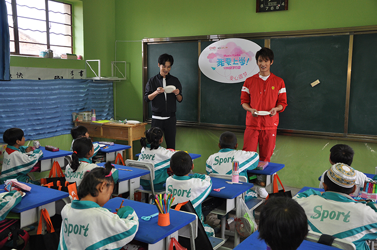 李日詹、宥鸣为同学们上了一堂有趣的美术课.JPG