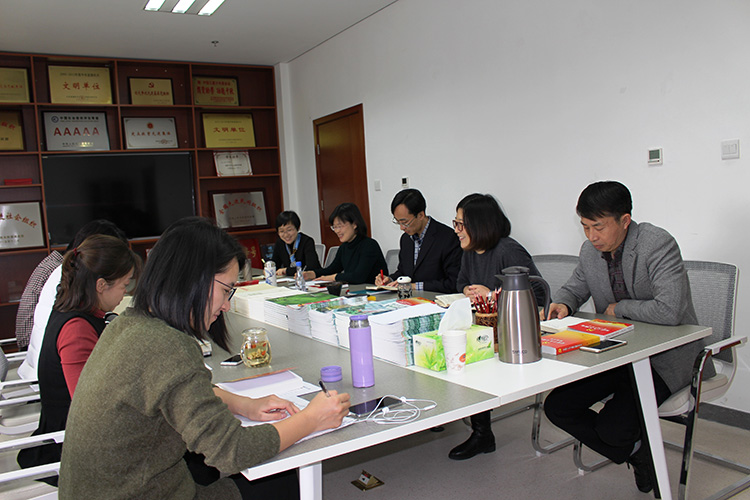 全国妇联机关党委有关同志列席第二党小组学习研讨会.jpg