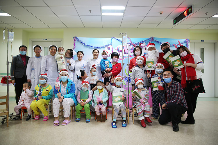 中国儿童少年基金会夏天基金志愿者和白血病患儿合影2.jpg