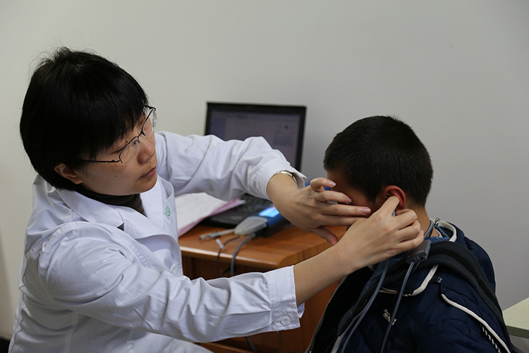 首都医科大学北京儿童医院专家对当地听力、视力障碍儿童进行医疗咨询，给出治疗建议1.JPG