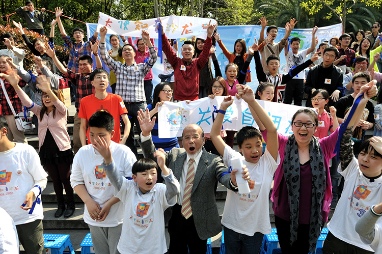 4 曹鹏和孩子们在一起.jpg