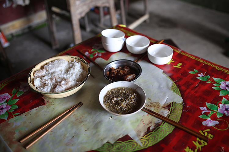 2.一小块腊肉、一碗豆芽和一大盆米饭，是张小蕾一家的午饭。.jpg