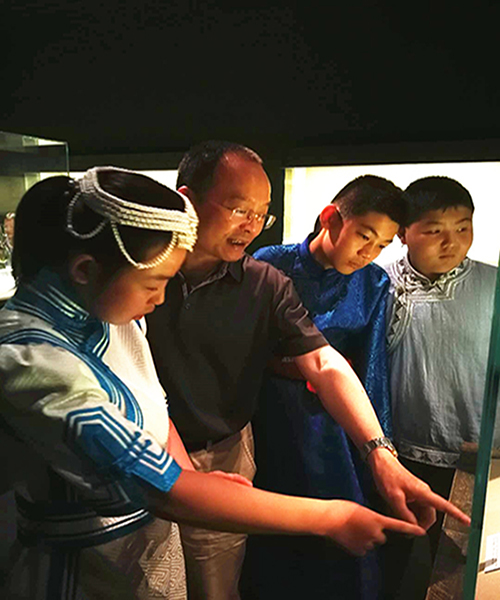 朱锡生和同学们一起参观上海博物馆.jpg