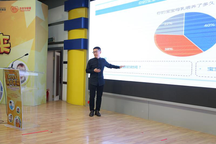 专家进行科普演讲.jpg