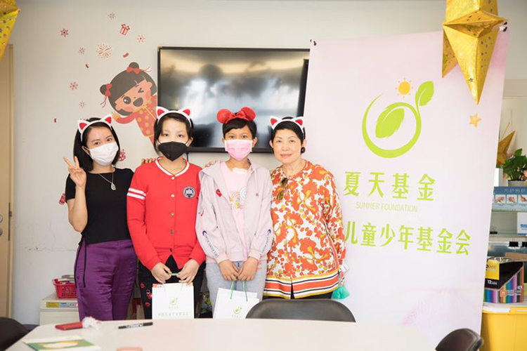 “夏天基金”志愿者和孩子们在一起.jpg