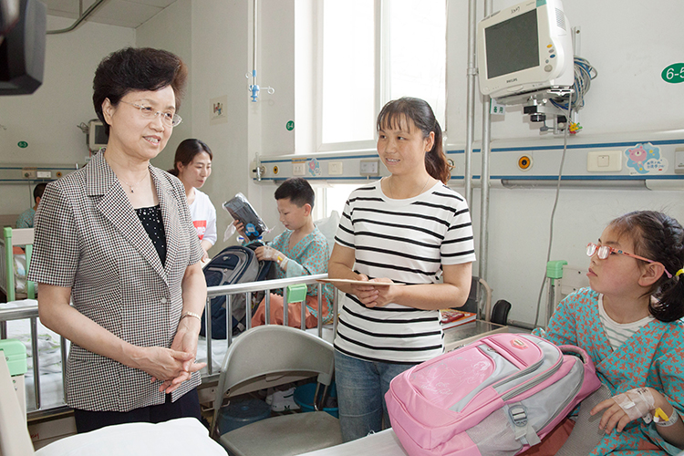 宋秀岩在北京儿童医院看望慰问来京治疗的甘肃省西和县患儿.JPG