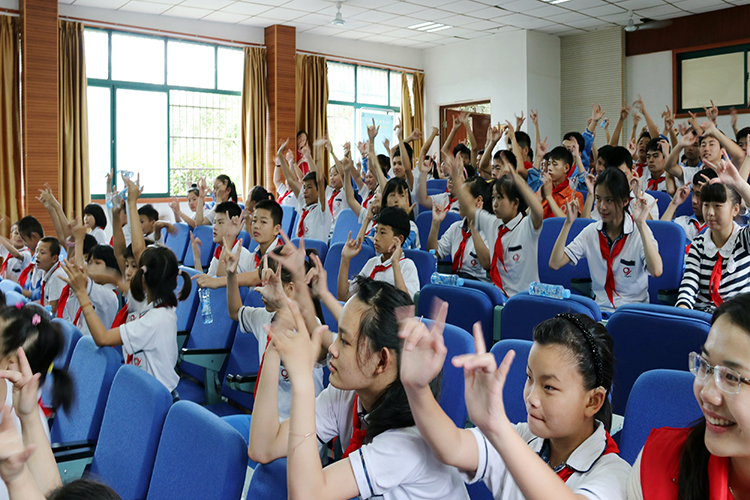 互动环节气氛热烈，同学们聚精会神地听着专家讲课.jpg