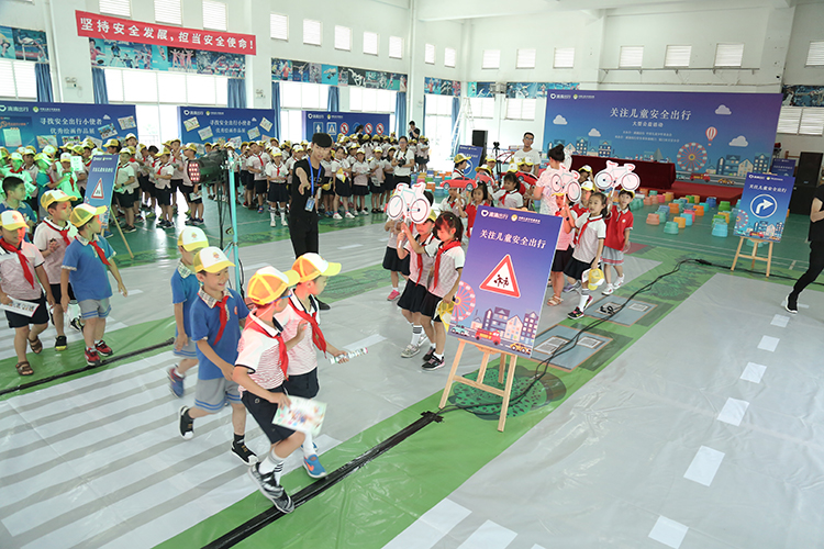 学生们在互动游戏中学习交通安全知识 2.JPG