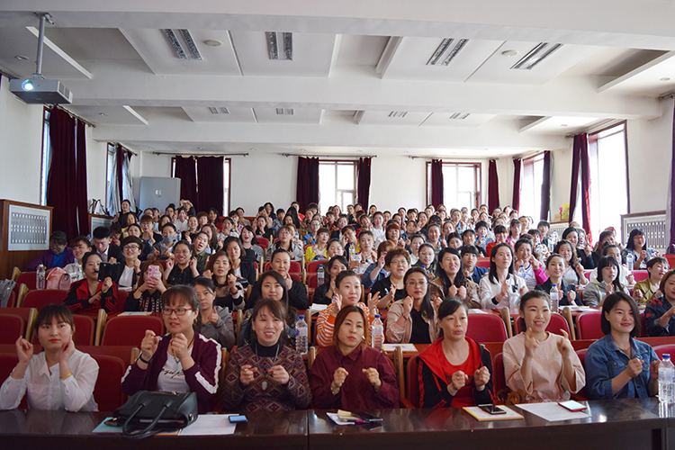 培训中，讲师与幼儿园园长及骨干教师互动.jpg