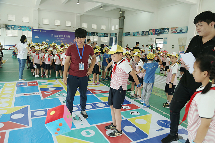 学生们在互动游戏中学习交通安全知识 1.JPG