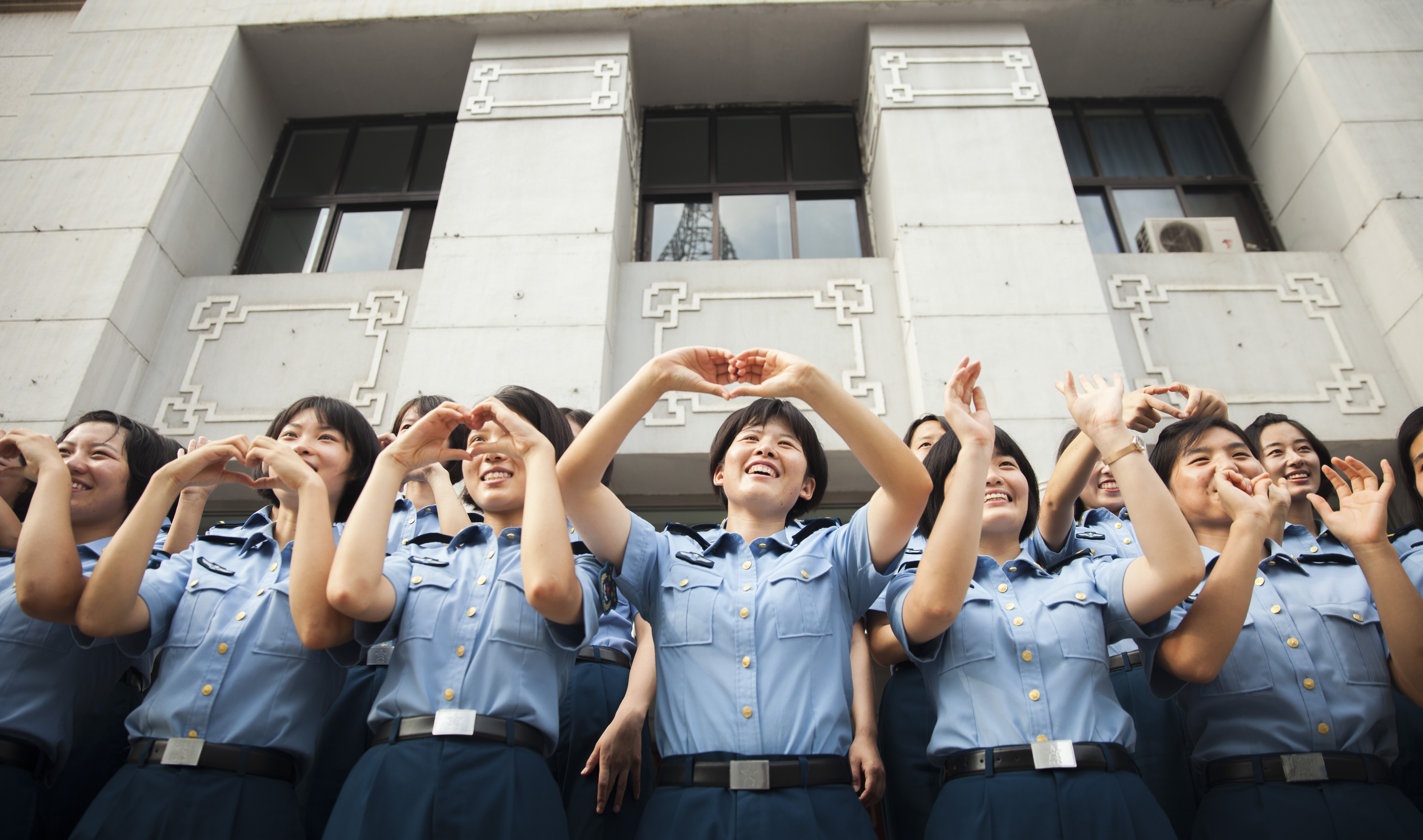 参观结束时，女兵们依依不舍做出心形手势，表达对孩子们的爱.JPG