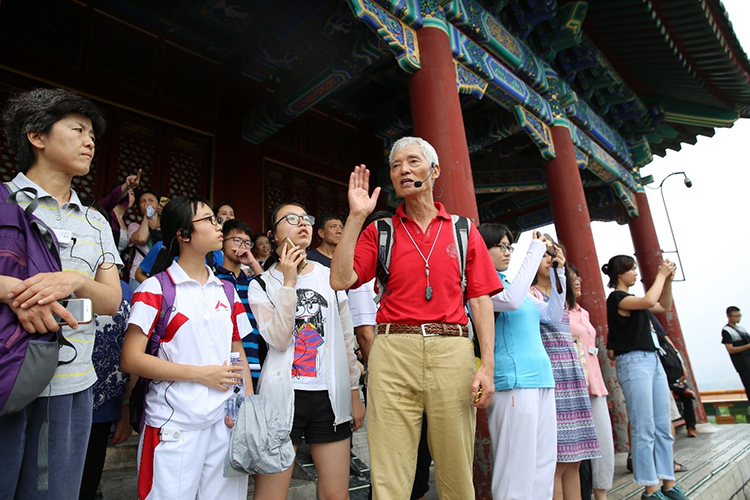 北京地理学会副理事长、历史学者朱祖希带领大家登顶景山,实地讲解.jpg