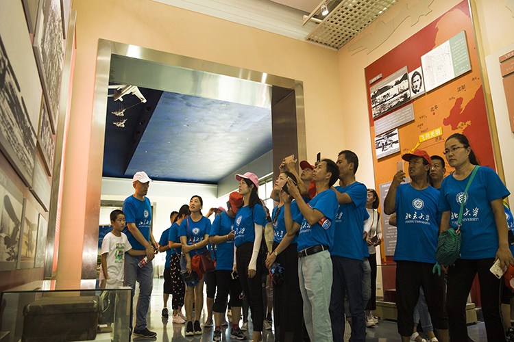 学员们在参观中国航空博物馆.jpg