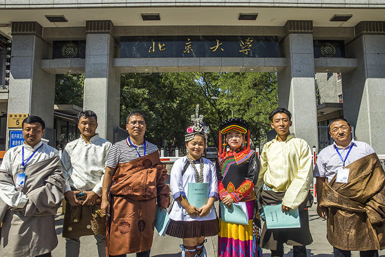 学员们在北京大学门口合影留念.jpg