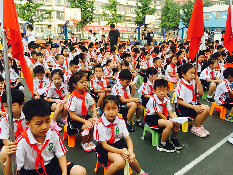 北京三里屯小学学生们已经折好了纸飞机，等待放飞.JPG