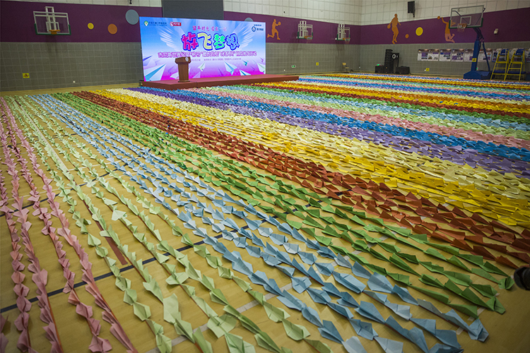 北京、河北等共22个省区市儿童折出的6万多个纸飞机中选取14285个组成最长纸飞机队列.jpg