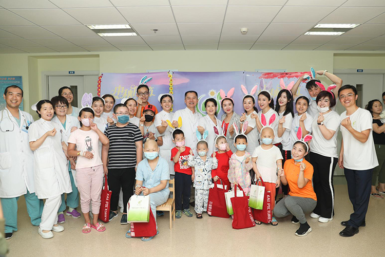 翁虹与“夏天基金”志愿者一同为孩子们和医护人员送去祝福.jpg