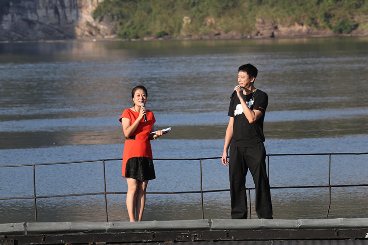 中央广播电视总台央广音乐之声主持人章莹莹（左）与歌手信（右）现场互动 央广网记者 韩靖摄.jpg