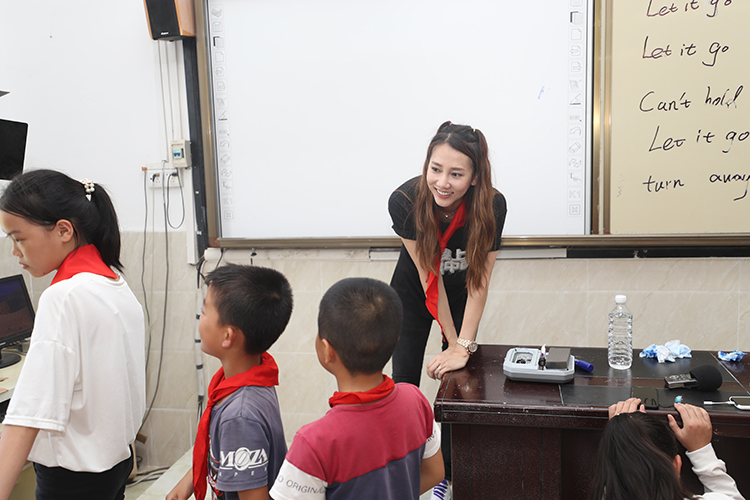 爱心大使弦子与红莲小学的孩子们进行游戏互动 央广网记者 韩靖摄.JPG