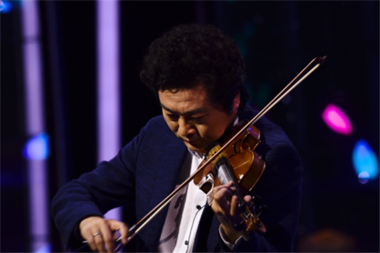 小提琴演奏家吕思清现场演奏《梁祝》