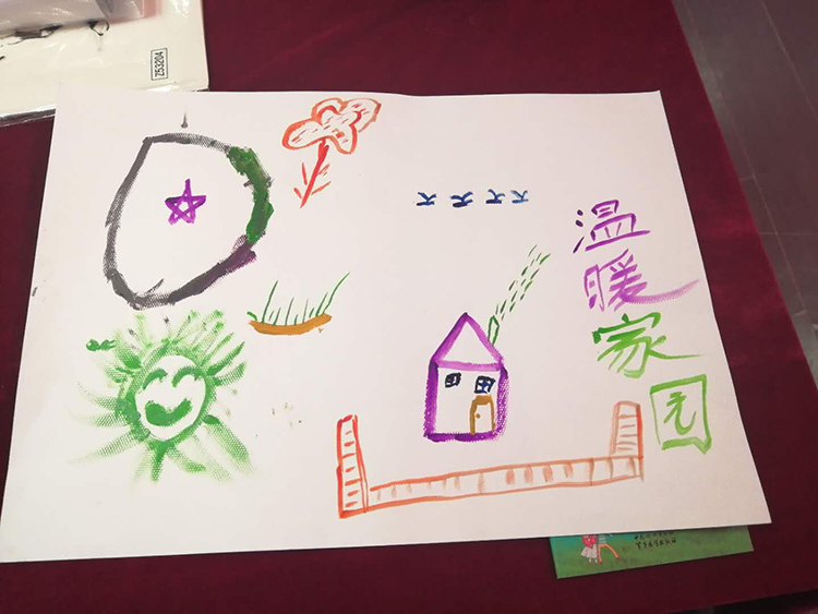 4、小朋友在快乐课堂上的画：《温暖家园》.jpg