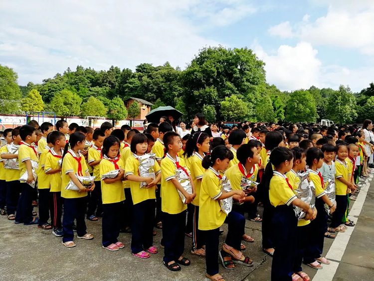 收到蜜儿餐的学生们.jpg