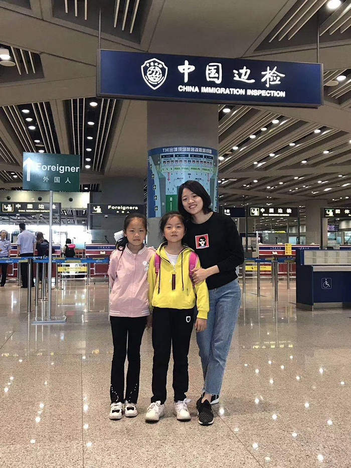 明慧（左一）、欣怡（左二）出发前与老师合影.jpg