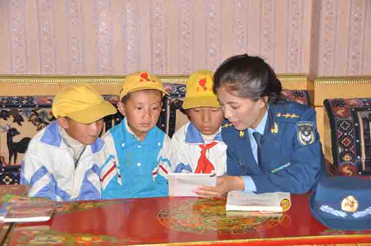 图10：业余时间，玉卓玛为驻地江当乡小学的孩子们辅导汉语.jpg