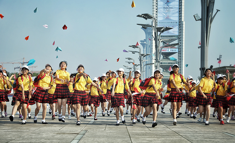 春蕾女童在北京奥林匹克公园放飞纸飞机.jpg
