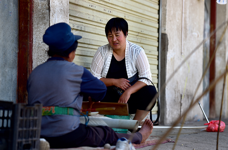 林玉兰在老乡家开展社区工作，帮助解决他们生活中的问题（摄影 陈艺）.JPG