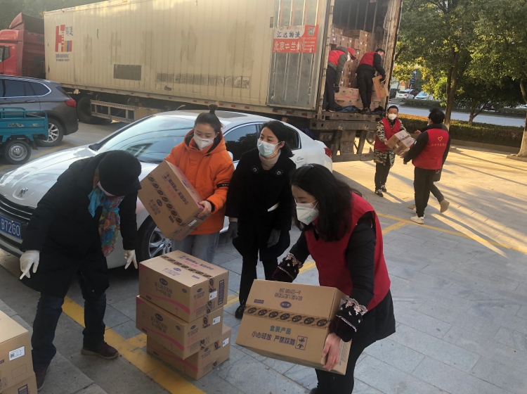 雅士利食品捐赠物资到达麻城后妇联人员全程参与搬卸(1).jpg