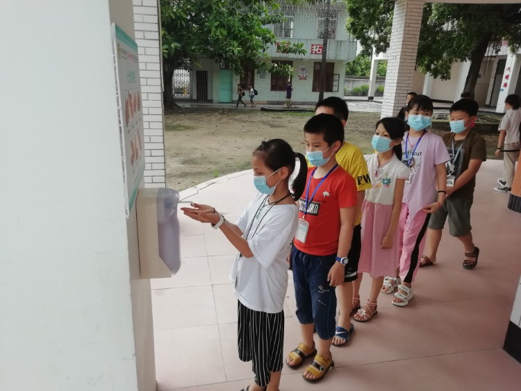 11、2020年5月27日汕头潮阳区西胪后埔小学的同学们正在排队洗手_gaitubao_750x563.jpg