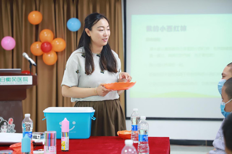 1心理咨询师为患儿进行心理辅.jpg