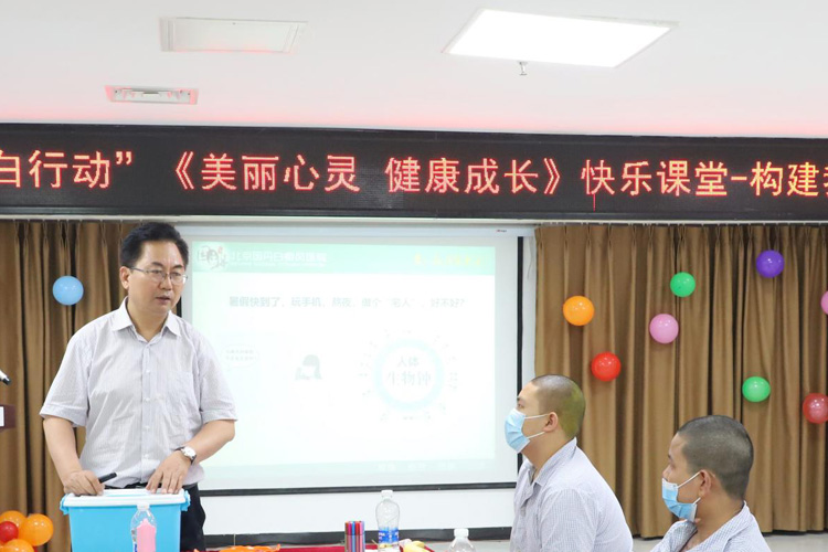 1皮肤科医生科普白癜风夏季防.jpg