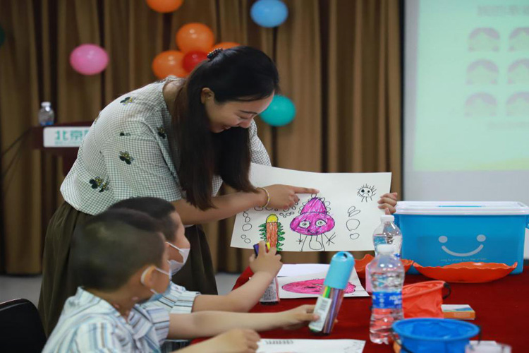 1孩子们在活动中进行交流分享.jpg