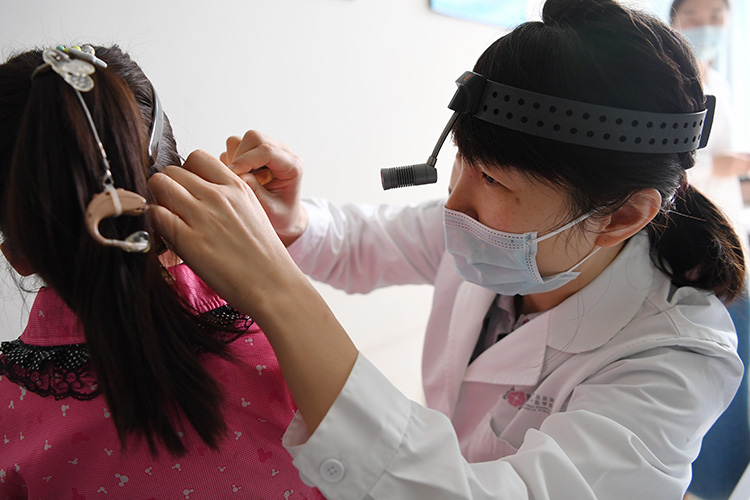 中国人民解放军总医院的医生在对甘肃漳县儿童进行检查 1.jpg