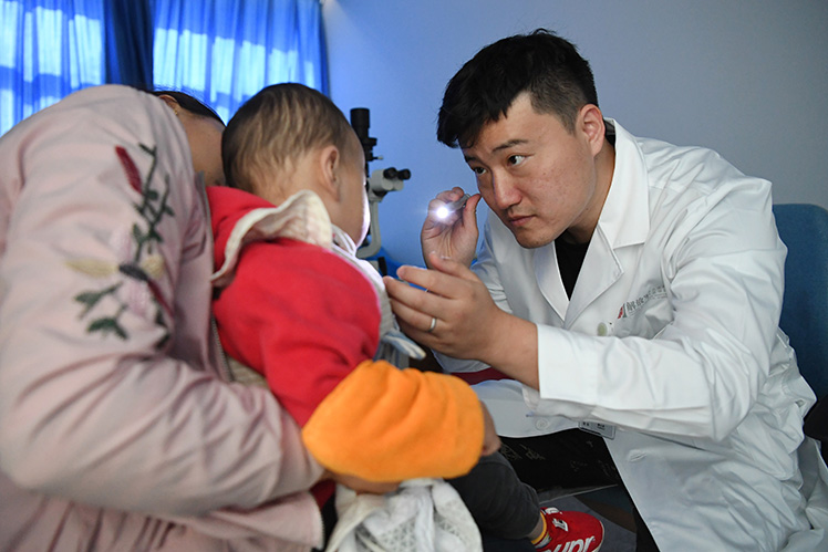 中国人民解放军总医院的医生在对甘肃漳县儿童进行检查2.jpg