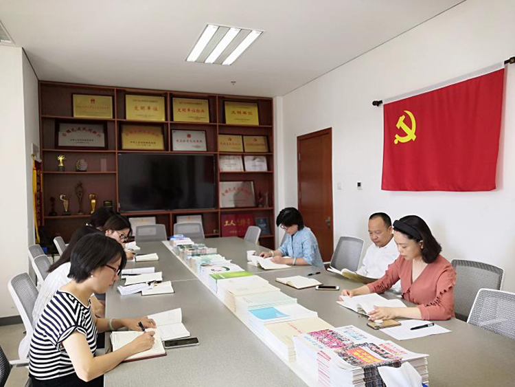 第一党小组学习场景.jpg