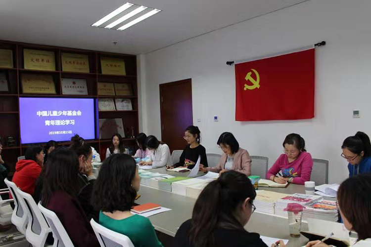 青年理论学习小组学习场景.jpg