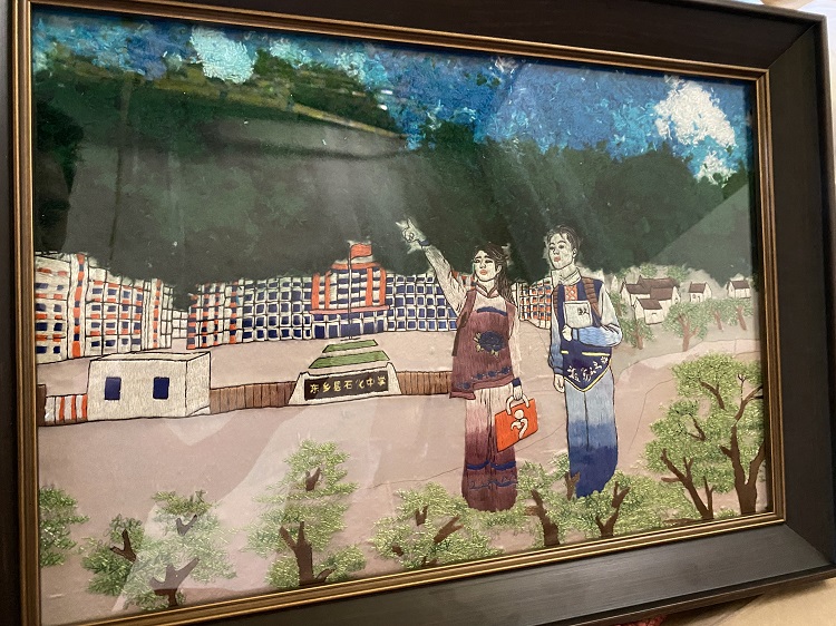 图为来自甘肃的马佳婿、马玲、郑雨琴创作的东乡刺绣《桃李春风 高山“蕾”鼓》。.jpg