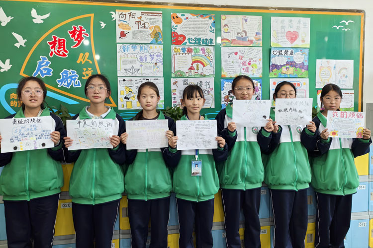 3.学生们展示自己的创作.jpg