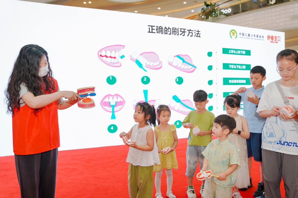 孩子在和老师学习正确的刷牙方法.png