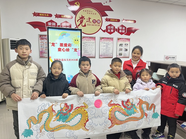在安徽省安庆市桐城市龙眠街道东关社区儿童之家，&ldquo;&lsquo;龙&rsquo;墨重彩 童心绘&lsquo;龙&rsquo;&rdquo;主题绘画活动如期开展，辖区内10余位儿童在巾