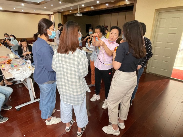 国铁集团铁总服务有限公司女工委自2021年开始组织手工编织培训，通过老带新，培养年轻职工编织兴趣和技巧，为公司培养后备力