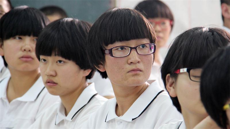 迁西一中是一所寄宿高中,赵安安周一到周五在学校学习,周六日回到家中